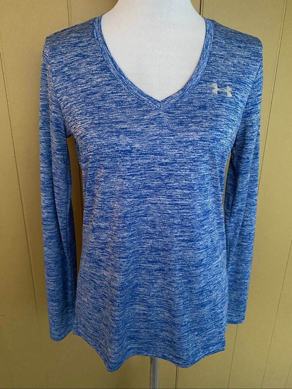 Under armour women L longsleeve v-neck dri fit workout shirt blue & white